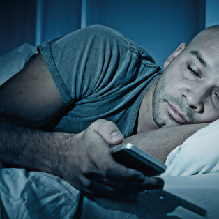 Կարելի՞ է արդյոք հեռախոսը գիշերը կողքը դնել
